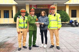 Công an TP Huế trả lại túi tiền cho người dân đánh rơi