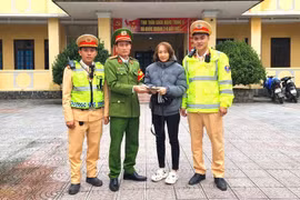 Công an TP Huế trả lại túi tiền cho người dân đánh rơi