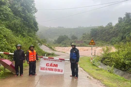 Mưa lớn khiến nhiều tuyến đường ở Quảng Trị bị ngập sâu