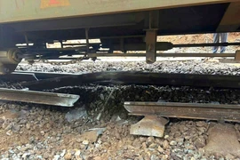 Đá rơi làm gãy thanh ray, đường sắt Bắc – Nam tạm thời gián đoạn