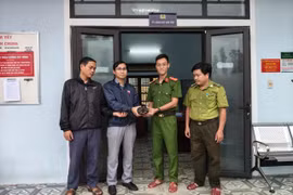 Người dân TP Huế giao nộp 2 cá thể rùa quý hiếm