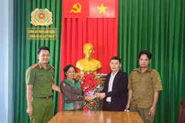 Nhặt được cọc tiền, thầy giáo ở Lâm Đồng tìm người trả lại