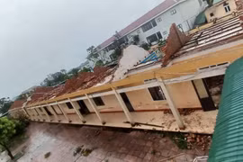 Dãy 12 phòng học thuộc Trường THCS Sơn Lộc bị tốc mái hoàn toàn.