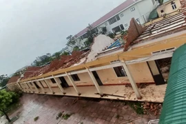 Dãy 12 phòng học thuộc Trường THCS Sơn Lộc bị tốc mái hoàn toàn.