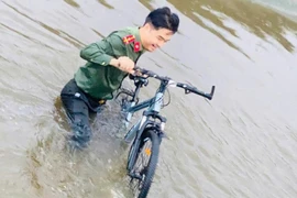 Thượng úy Công an cứu bé trai rơi xuống kênh ở Hà Tĩnh