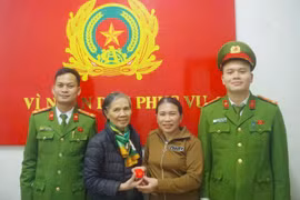 Người mua ve chai trả lại hơn 5 chỉ vàng trong tủ sắt