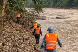 Nỗ lực tìm kiếm tài xế xe đầu kéo bị lũ cuốn mất tích ở Quảng Trị