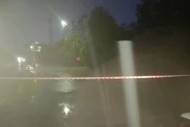 Xe ô tô bị nước lũ cuốn trôi, tài xế may mắn thoát nạn