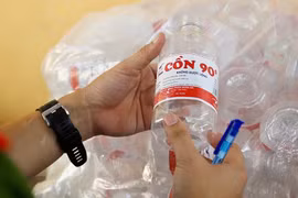 Sản xuất cồn giả, giám đốc cùng thuộc cấp bị khởi tố