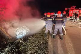 Ô tô con bốc cháy dữ dội ở Hà Tĩnh