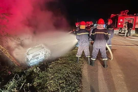 Ô tô con bốc cháy dữ dội ở Hà Tĩnh