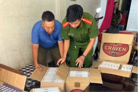 Bắt quả tang 2 chị em ruột tàng trữ hơn 5000 bao thuốc lá lậu