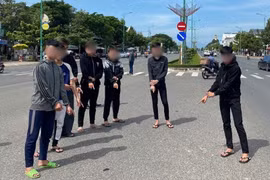 Nghĩ bị nhìn đểu, 2 nhóm thanh niên hỗn chiến trong đêm