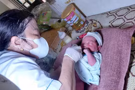 Bé trai sơ sinh bị bỏ rơi gần hội quán thôn ở Hà Tĩnh