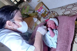 Bé trai sơ sinh bị bỏ rơi gần hội quán thôn ở Hà Tĩnh