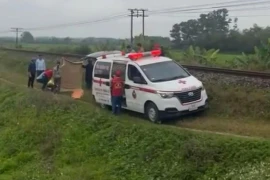 Băng qua đường ray, người phụ nữ bị tàu hoả tông tử vong
