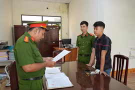 Dùng dao truy sát đối thủ giúp bạn, nam thanh niên bị khởi tố