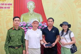 Du khách nước ngoài xúc động khi nhận lại tài sản đánh rơi