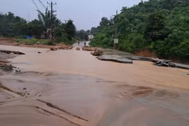 Cố băng qua ngầm tràn ở Quảng Trị, ô tô chở 4 người bị nước lũ cuốn trôi