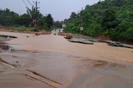 Cố băng qua ngầm tràn ở Quảng Trị, ô tô chở 4 người bị nước lũ cuốn trôi