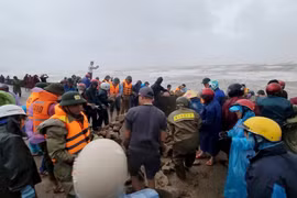 Sóng lớn đánh sập một đoạn kè biển ở Thiên Cầm