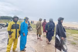 Lực lượng chức năng cùng người dân tìm kiếm các nạn nhân mất tích.