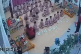 Xôn xao clip bé trai 4 tuổi nghi bị nữ giáo viên giật tóc 