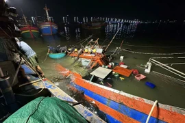 Đang neo đậu trên sông, tàu cá của ngư dân Quảng Trị bất ngờ bị chìm