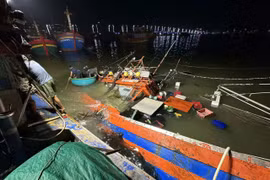 Đang neo đậu trên sông, tàu cá của ngư dân Quảng Trị bất ngờ bị chìm