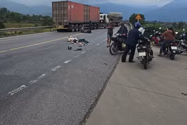 Xe máy va chạm ô tô tải, 2 người tử vong thương tâm ở Huế