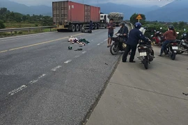 Xe máy va chạm ô tô tải, 2 người tử vong thương tâm ở Huế