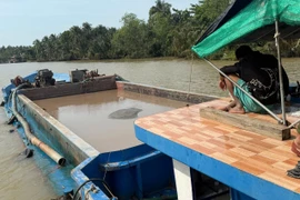 Phát hiện tàu sắt chở 200 m3 cát lậu ở Vĩnh Long