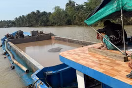 Phát hiện tàu sắt chở 200 m3 cát lậu ở Vĩnh Long