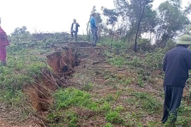 Xuất hiện vết nứt lớn trên đồi, Hà Tĩnh khẩn trương sơ tán người dân