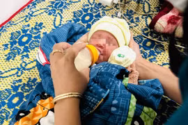 Xót xa bé gái sơ sinh bị bỏ rơi dưới gốc cây ở Quảng Trị