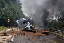 Hai xe đầu kéo đối đầu trên quốc lộ 8, tài xế may mắn thoát nạn