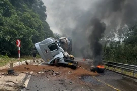 Hai xe đầu kéo đối đầu trên quốc lộ 8, tài xế may mắn thoát nạn