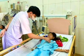 Lấy thuốc người lớn uống, 3 trẻ ở Quảng Trị nhập viện cấp cứu