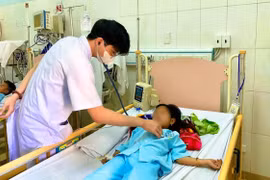 Lấy thuốc người lớn uống, 3 trẻ ở Quảng Trị nhập viện cấp cứu