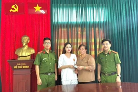 Người phụ nữ trao trả lại hàng chục triệu đồng cho người đánh rơi