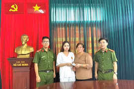 Người phụ nữ trao trả lại hàng chục triệu đồng cho người đánh rơi