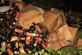 Hàng nghìn chai nước mắm bị vứt trong bụi rậm ở Quảng Nam