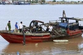 Bắt 2 đối tượng khai thác cát trái phép trên sông Gianh