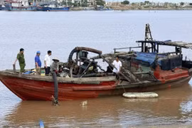 Bắt 2 đối tượng khai thác cát trái phép trên sông Gianh