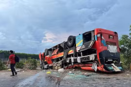 Xe khách lật “phơi bụng”, hàng chục hành khách hoảng loạn