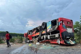 Xe khách lật “phơi bụng”, hàng chục hành khách hoảng loạn