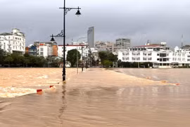 Lũ lên nhanh, TP Huế cho học sinh nghỉ học