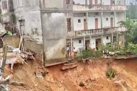 Sạt lở nghiêm trọng, Quảng Trị khẩn cấp di dời nhiều hộ dân