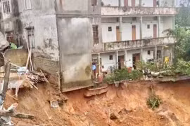 Sạt lở nghiêm trọng, Quảng Trị khẩn cấp di dời nhiều hộ dân