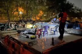 Bắt giữ 2 phương tiện tàng trữ cát “lậu” ở Vĩnh Long